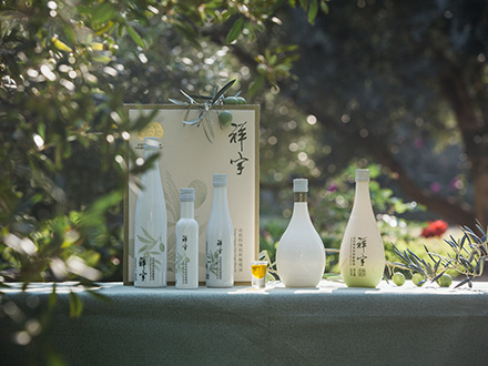 祥宇特級(jí)初榨橄欖油，純手工采摘、精選優(yōu)質(zhì)油橄欖鮮果，用意大利貝亞雷斯全自動(dòng)設(shè)備物理冷榨工藝，在鮮果采摘后8小時(shí)內(nèi)限時(shí)鮮榨而成。
