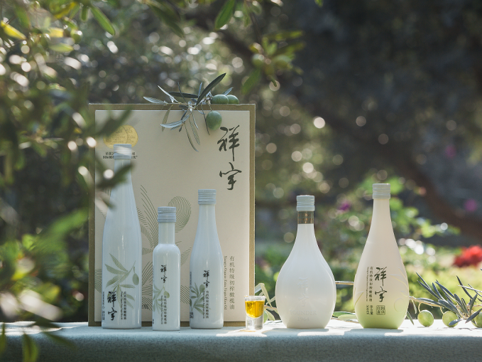 知源頭更放心甘肅隴南國(guó)際油橄欖協(xié)會(huì)IOC認(rèn)定中國(guó)油橄欖一我，是一瓶橄欖油，人們賦..